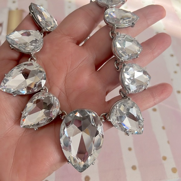 LARGE GORGEOUS CRYSTAL STATEMENT NECKLACE - Picture 7 of 7